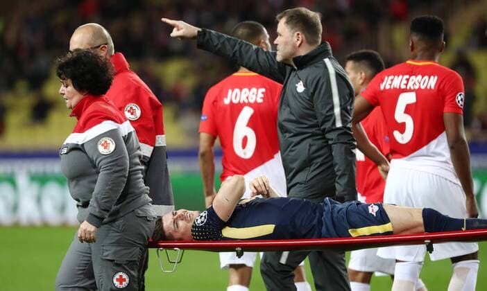 Themen der Woche - SPORT Bilder des Tages - SPORT AS Monaco - RB Leipzig Fussball Champions League Monaco, 21.11.2017, Stade Louis II, Fussball, Champions League, Gruppe G, 5. Spieltag , AS Monaco vs. RB Leipzig , Im Bild: Marcel Sabitzer (7, Leipzig) wird verletzt vom Platz getragen, musste ausgewechselt werden. ,