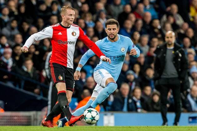 MANCHESTER - Manchester City - Feyenoord , Voetbal , Seizoen 2017 2018 , Champions League , Etihad Stadium , 21-11-2017 , Feyenoord speler Sam Larsson (l) in duel met Manchester City speler Kyle Walker (r) Manchester City - Feyenoord  x1821776x