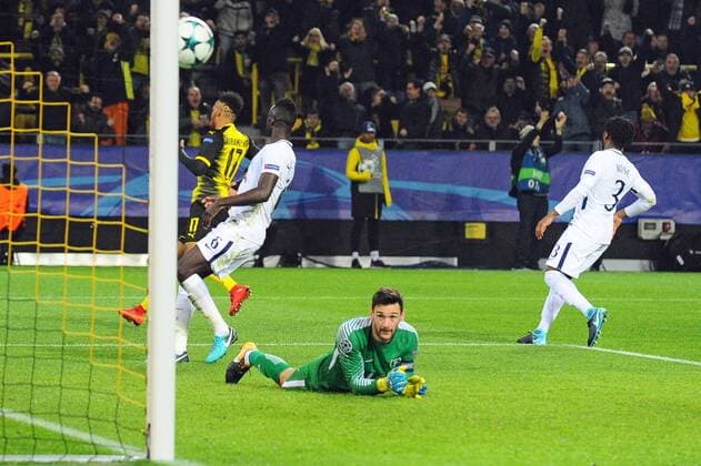 Bilder des Tages - SPORT Dortmund, Deutschland 26.09.2017, UEFA Champions League - 2017 18 Season, Gruppenphase - Gruppe H - 5. Spieltag, BV Borussia Dortmund - Tottenham Hotspur, Hugo Lloris (Tottenham) enttäuscht enttaeuscht traurig beim 1:0 durch Auba, Pierre-Emerick Aubameyang (BVB), links ( DeFodi521