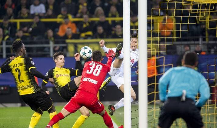 Fußball: Champions League, Saison 2017 2018, 5. Spieltag, Borussia Dortmund - Tottenham Hotspurs am 21.11.2017 im Signal Iduna Park in Dortmund (Nordrhein Westfalen). Dortmunds Torhueter Roman Bürki Buerki klärt Tottenhams Heung-min Son (r.) und Dortmunds Julian Weigl. Links Dortmunds Dan-Axel Zagadou. Copyright: xKirchner DavidxInderliedx