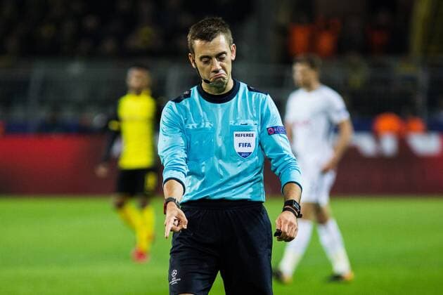 GER, UEFA CL, Borussia Dortmund (GER) vs Tottenham Hotspur (ENG) 21.11.2017, Signal Iduna Park, Dortmund, GER, UEFA CL, Borussia Dortmund (GER) vs Tottenham Hotspur (ENG), im Bild picture shows Schiedsrichter Clement Turpin gibt Freistoss nach Foul an Heung-Min Son (Tottenham 7),