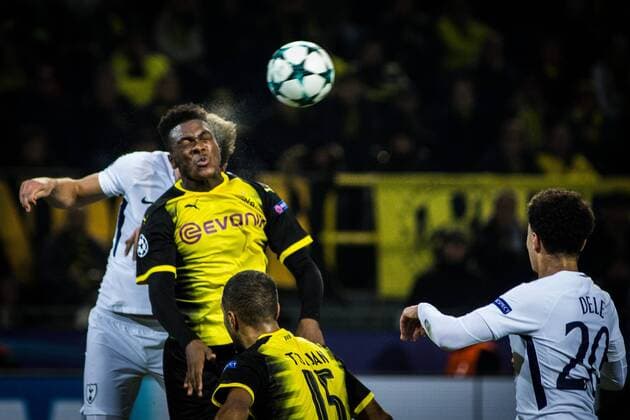 GER, UEFA CL, Borussia Dortmund (GER) vs Tottenham Hotspur (ENG) 21.11.2017, Signal Iduna Park, Dortmund, GER, UEFA CL, Borussia Dortmund (GER) vs Tottenham Hotspur (ENG), im Bild picture shows Kopfballduell Dan-Axel Zagadou (Borussia Dortmund 2),