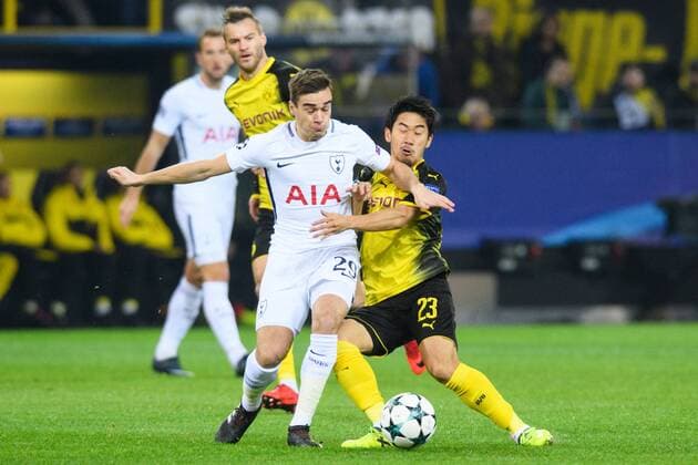 GER, UEFA CL, Borussia Dortmund (GER) vsÊTottenham Hotspur FC (ENG) 21.11.2017, Signal Iduna Park, Dortmund, Group stage, Gruppe H, GER, UEFA CL, Borussia Dortmund (GER) vsÊTottenham Hotspur FC (ENG), im Bild Zweikampf zwischen Harry Winks ( 29 Tottenham) und Shinji Kagawa ( 23 Dortmund)