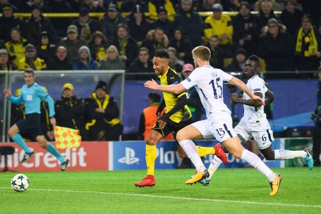 GER, UEFA CL, Borussia Dortmund (GER) vsÊTottenham Hotspur FC (ENG) 21.11.2017, Signal Iduna Park, Dortmund, Group stage, Gruppe H, GER, UEFA CL, Borussia Dortmund (GER) vsÊTottenham Hotspur FC (ENG), im Bild Zweikampf zwischen Pierre-Emerick Aubameyang ( 17 Dortmund) und Eric Dier ( 15 Tottenham)