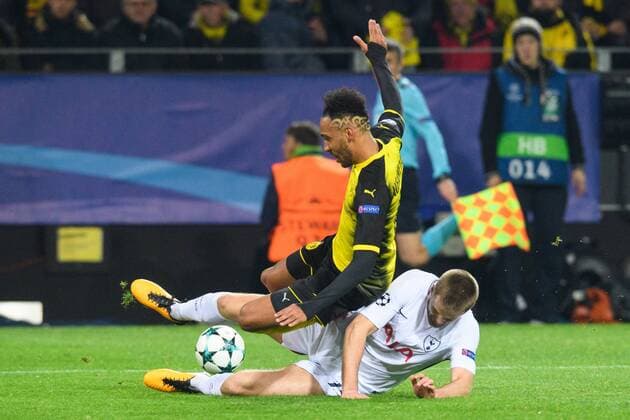 GER, UEFA CL, Borussia Dortmund (GER) vsÊTottenham Hotspur FC (ENG) 21.11.2017, Signal Iduna Park, Dortmund, Group stage, Gruppe H, GER, UEFA CL, Borussia Dortmund (GER) vsÊTottenham Hotspur FC (ENG), im Bild Zweikampf zwischen Pierre-Emerick Aubameyang ( 17 Dortmund) und Eric Dier ( 15 Tottenham)