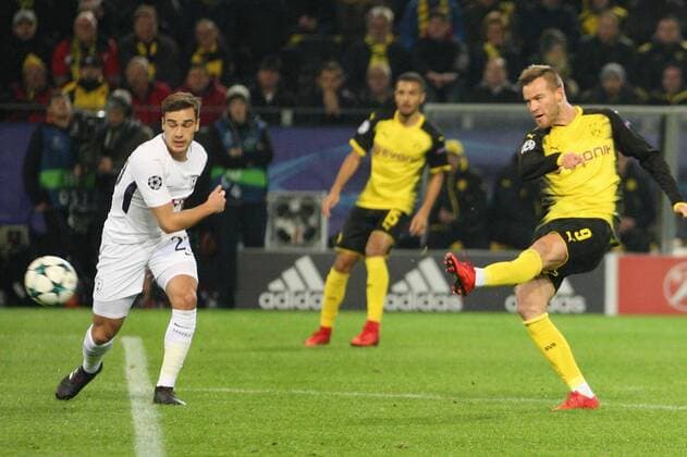 Bilder des Tages - SPORT Borussia Dortmund v Tottenham Hotspur UEFA Champions League Andri Bartra of Borussia Dortmund and Christian Eriksen of Tottenham Hotspur during the UEFA Champions League match at Signal Iduna Park, Dortmund Content Not Available For UK Newspapers Copyright: xYannisxHalasx FIL-10982-0023