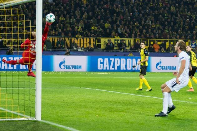 Bilder des Tages - SPORT Dortmund, Deutschland 26.09.2017, UEFA Champions League - 2017 18 Season, Gruppenphase - Gruppe H - 5. Spieltag, BV Borussia Dortmund - Tottenham Hotspur, Torwart Roman Buerki (BVB) in aktion ( DeFodi001