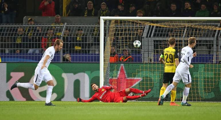 21.11.2017, Fussball UEFA Champions League 2017 2018, Gruppenphase, 5.Spieltag, Borussia Dortmund - Tottenham Hotspur, im Signal-Iduna-Park Dortmund. Tor zum 1:1 v.l. Torschütze Harry Kane (Tottenham Hotspur) , Torwart Roman Bürki (Dortmund) . Marcel Schmelzer (Dortmund) , Christian Eriksen (Tottenham Hotspur)