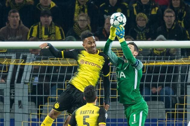 Dortmund, Deutschland 26.09.2017, UEFA Champions League - 2017 18 Season, Gruppenphase - Gruppe H - 5. Spieltag, BV Borussia Dortmund - Tottenham Hotspur, Auba, Pierre-Emerick Aubameyang (BVB) und Torwart Hugo Lloris (Totenham) im zweikampf ( DeFodi001