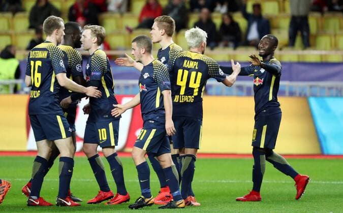 AS Monaco - RB Leipzig Fussball Champions League Monaco, 21.11.2017, Stade Louis II, Fussball, Champions League, Gruppe G, 5. Spieltag , AS Monaco vs. RB Leipzig , Leipziger Torjubel nach dem Treffer zum 1:4 durch Naby Keita (r., Leipzig)Im Bild v.l.: