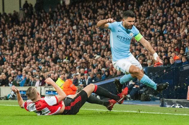 Bilder des Tages - SPORT Manchester City v Feyenoord Rotterdam UEFA Champions League Sergio Aguero of Manchester City is tackled by Sven van Beek of Feyenoord Rotterdam during the UEFA Champions League match at the Etihad Stadium, Manchester Content Not Available For UK Newspapers Copyright: xMattxWilkinsonx FIL-10984-0034