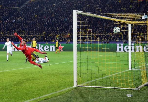 Themen der Woche - SPORT Bilder des Tages - SPORT 21.11.2017, xhbx, Fussball Champions League, Borussia Dortmund - Tottenham Hotspur, emspor, v.l. Goal scored, Tor zum 1:2 durch Heung-Min Son (Tottenham Hotspur), Roman Buerki (Borussia Dortmund) Dortmund
