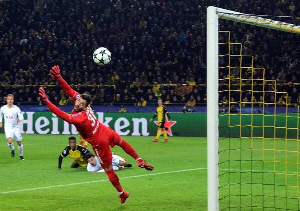 21.11.2017, xhbx, Fussball Champions League, Borussia Dortmund - Tottenham Hotspur, emspor, v.l. Goal scored, Tor zum 1:2 durch Heung-Min Son (Tottenham Hotspur), Roman Buerki (Borussia Dortmund) Dortmund