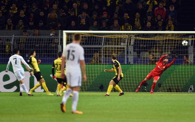 Championsleague: Borussia Dortmund - Tottenham Hotspur 21.11.2017. Tor zum 2:1 für Tottenham durch Heung-Min Son (ganz links). Re: Tw. Roman Bürki (BvB) streckt sich vergeblich.