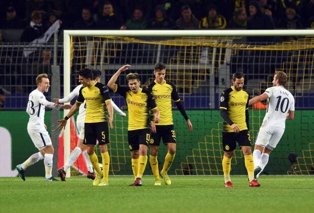 Championsleague: Borussia Dortmund - Tottenham Hotspur 21.11.2017. Enttäuschte Dortmunder nach dem 1:2 Gegentreffer durch Heung-Min Son (Spurs verd.). V.l: Batra, Guerreiro, Weigl und Castro. Re: Harry Kane (Spurs).