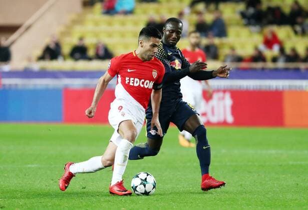 AS Monaco - RB Leipzig Fussball Champions League Monaco, 21.11.2017, Stade Louis II, Fussball, Champions League, Gruppe G, 5. Spieltag , AS Monaco vs. RB Leipzig , Im Bild v.l.: Radamel Falcao (9, Monaco) und Naby Keita (8, Leipzig). ,