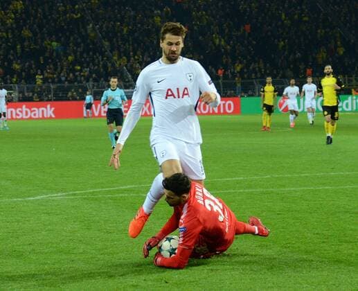 21.11.2017, xhbx, Fussball Champions League, Borussia Dortmund - Tottenham Hotspur, emspor, v.l. Fernando Llorente (Tottenham Hotspur), Roman Buerki (Borussia Dortmund) verletzt, Verletzung, Dortmund