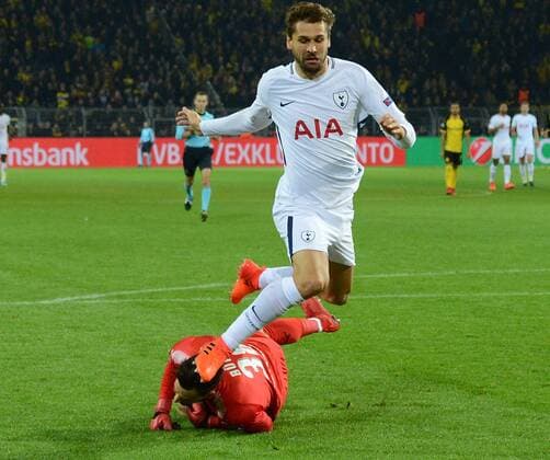 21.11.2017, xhbx, Fussball Champions League, Borussia Dortmund - Tottenham Hotspur, emspor, v.l. Fernando Llorente (Tottenham Hotspur), Roman Buerki (Borussia Dortmund) verletzt, Verletzung, Dortmund