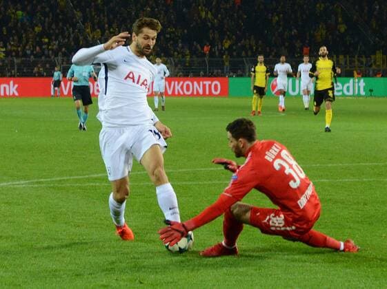 21.11.2017, xhbx, Fussball Champions League, Borussia Dortmund - Tottenham Hotspur, emspor, v.l. Fernando Llorente (Tottenham Hotspur), Roman Buerki (Borussia Dortmund) verletzt, Verletzung, Dortmund