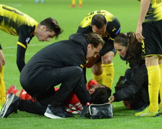 21.11.2017, xhbx, Fussball Champions League, Borussia Dortmund - Tottenham Hotspur, emspor, v.l. Roman Buerki (Borussia Dortmund) verletzt, Verletzung, Dortmund