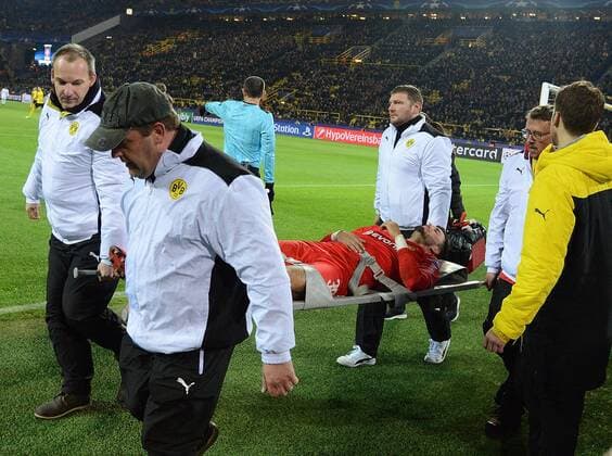 21.11.2017, xhbx, Fussball Champions League, Borussia Dortmund - Tottenham Hotspur, emspor, v.l. Roman Buerki (Borussia Dortmund) verletzt, Verletzung, Dortmund