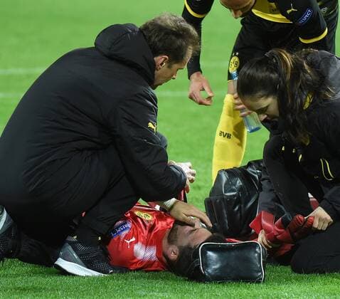 21.11.2017, xhbx, Fussball Champions League, Borussia Dortmund - Tottenham Hotspur, emspor, v.l. Roman Buerki (Borussia Dortmund) verletzt, Verletzung, Dortmund