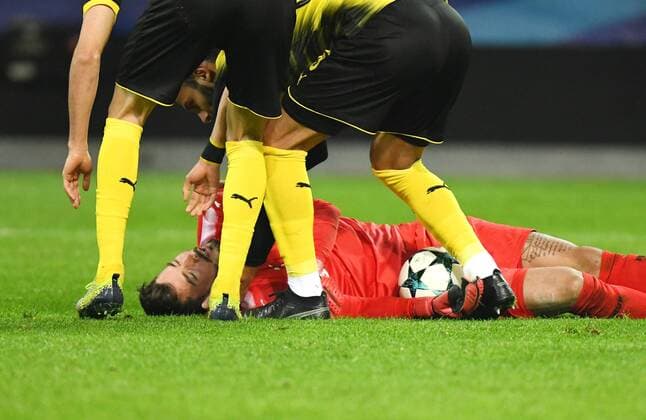 21.11.2017, Fussball Champions League, Saison 2017 2018, Vorrunde, 5. Spieltag, Borussia Dortmund - Tottenham Hotspur, Verletzung Torwart Roman Buerki, Roman Bürki (Borussia Dortmund)