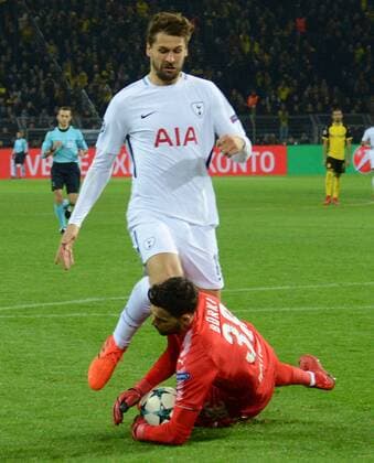 Bilder des Tages - SPORT 21.11.2017, xhbx, Fussball Champions League, Borussia Dortmund - Tottenham Hotspur, emspor, v.l. Fernando Llorente (Tottenham Hotspur), Roman Buerki (Borussia Dortmund) verletzt, Verletzung, Dortmund