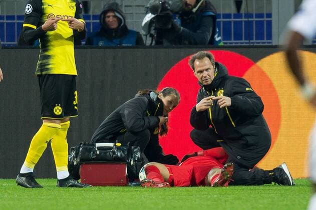 Themen der Woche - SPORT Bilder des Tages - SPORT Dortmund, Deutschland 26.09.2017, UEFA Champions League - 2017 18 Season, Gruppenphase - Gruppe H - 5. Spieltag, BV Borussia Dortmund - Tottenham Hotspur, Torwart Roman Buerki (BVB) verletzt am boden, wird behandelt ( DeFodi001