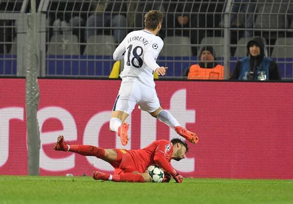 21.11.2017, Fussball Champions League, Saison 2017 2018, Vorrunde, 5. Spieltag, Borussia Dortmund - Tottenham Hotspur, Verletzung Torwart Roman Buerki, Roman Bürki (Borussia Dortmund), nach Zweikampf gegen Fernando Llorente (Tottenham Hotspur)