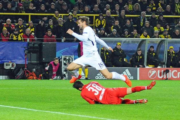 Dortmund, Deutschland 26.09.2017, UEFA Champions League - 2017 18 Season, Gruppenphase - Gruppe H - 5. Spieltag, BV Borussia Dortmund - Tottenham Hotspur, Zusammenprall zwischen-> GoalkeeperRoman Buerki (BVB), vorne und Fernando Llorente (Tottenham), hinten ( DeFodi521