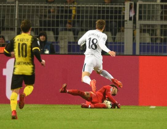 Championsleague: Borussia Dortmund - Tottenham Hotspur 21.11.2017. Fernando Llorente (Spurs) fliegt über Tw. Roma Bürki (BvB) der sich bei dieser Aktion verletzt.