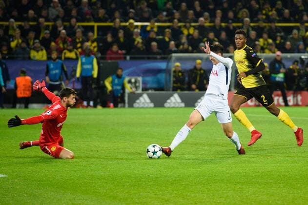 GER, UEFA CL, Borussia Dortmund (GER) vsÊTottenham Hotspur FC (ENG) 21.11.2017, Signal Iduna Park, Dortmund, Group stage, Gruppe H, GER, UEFA CL, Borussia Dortmund (GER) vsÊTottenham Hotspur FC (ENG), im Bild Torwart, Tormann, Torhueter Torhüter Roman Bürki Buerki ( 38 Dortmund) pariert gegen Torschuss Heung-Min Son ( 7 Tottenham)