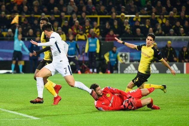 GER, UEFA CL, Borussia Dortmund (GER) vsÊTottenham Hotspur FC (ENG) 21.11.2017, Signal Iduna Park, Dortmund, Group stage, Gruppe H, GER, UEFA CL, Borussia Dortmund (GER) vsÊTottenham Hotspur FC (ENG), im Bild Torwart, Tormann, Torhueter Torhüter Roman Bürki Buerki ( 38 Dortmund) pariert gegen Torschuss Heung-Min Son ( 7 Tottenham)