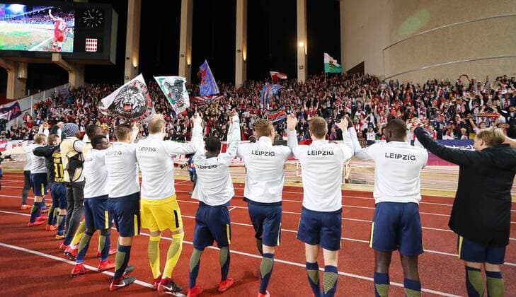AS Monaco - RB Leipzig Fussball Champions League Monaco, 21.11.2017, Stade Louis II, Fussball, Champions League, Gruppe G, 5. Spieltag , AS Monaco vs. RB Leipzig 1:4 (1:4) , Im Bild: Mannschaft und Fans von RB Leipzig, Schlussjubel. ,