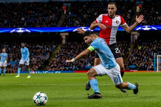 MANCHESTER - Manchester City - Feyenoord , Voetbal , Seizoen 2017 2018 , Champions League , Etihad Stadium , 21-11-2017 , eindstand 1-0 , Feyenoord speler Sofyan Amrabat (r) in duel met Manchester City speler Sergio Aguero (l) Manchester City - Feyenoord  x1822048x