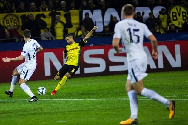 GER, UEFA CL, Borussia Dortmund (GER) vs Tottenham Hotspur (ENG) 21.11.2017, Signal Iduna Park, Dortmund, GER, UEFA CL, Borussia Dortmund (GER) vs Tottenham Hotspur (ENG), im Bild picture shows Torschuss Jeremy Toljan (Borussia Dortmund 15),