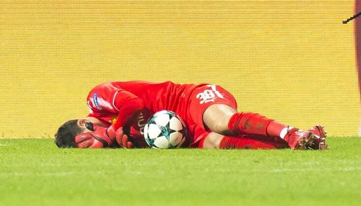 Fußball: Champions League, Saison 2017 2018, 5. Spieltag, Borussia Dortmund - Tottenham Hotspurs am 21.11.2017 im Signal Iduna Park in Dortmund (Nordrhein Westfalen). Dortmunds Torhueter Roman Bürki Buerki liegt verletzt am Boden. Copyright: xKirchner DavidxInderliedx