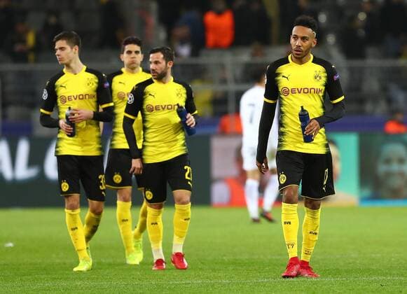 Dienstag 21.11.2017, Saison 2017 2018, UEFA Champions League, 5. Spieltag im Dortmunder Signal Iduna Park, BVB 09 Borussia Dortmund - Tottenham Hotspur, Enttäuschung der Dortmunder Spieler nach Abpfiff: Julian Weigl (BVB), Marc Bartra Aregall (BVB), Gonzalo Castro (BVB) und Pierre-Emerick Aubameyang (BVB), v.l.