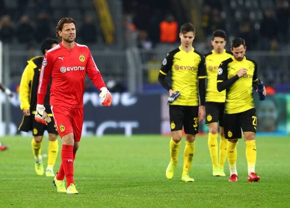 Dienstag 21.11.2017, Saison 2017 2018, UEFA Champions League, 5. Spieltag im Dortmunder Signal Iduna Park, BVB 09 Borussia Dortmund - Tottenham Hotspur, Enttäuschung der Dortmunder Spieler nach Abpfiff: Roman Weidenfeller (Torwart, BVB), Julian Weigl (BVB), Marc Bartra Aregall (BVB) und Gonzalo Castro (BVB), v.l.