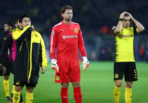 Dienstag 21.11.2017, Saison 2017 2018, UEFA Champions League, 5. Spieltag im Dortmunder Signal Iduna Park, BVB 09 Borussia Dortmund - Tottenham Hotspur, Enttäuschung der Dortmunder Spieler nach Abpfiff: Shinji Kagawa (BVB), Roman Weidenfeller (Torwart, BVB) und Marc Bartra Aregall (BVB), v.l.