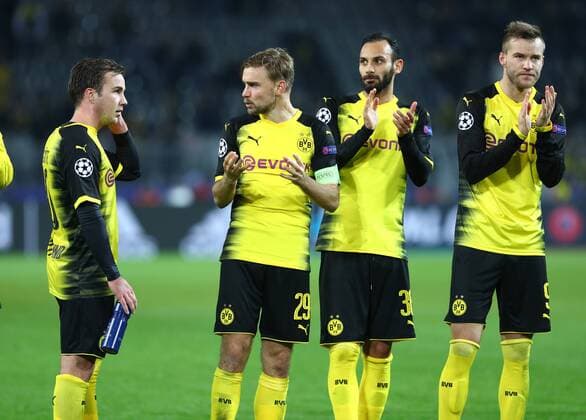 Themen der Woche - SPORT Bilder des Tages - SPORT Dienstag 21.11.2017, Saison 2017 2018, UEFA Champions League, 5. Spieltag im Dortmunder Signal Iduna Park, BVB 09 Borussia Dortmund - Tottenham Hotspur, Enttäuschung der Dortmunder Spieler nach Abpfiff: Mario Goetze (BVB), Marcel Schmelzer (BVB), Oemer Toprak (BVB) und Andrey Yarmolenko (BVB), v.l.