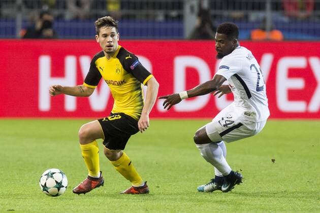 Fußball: Champions League, Saison 2017 2018, 5. Spieltag, Borussia Dortmund - Tottenham Hotspurs am 21.11.2017 im Signal Iduna Park in Dortmund (Nordrhein Westfalen). Dortmunds Raphael Guerreiro (l.) und Tottenhams Serge Aurier kämpfen um den Ball. Copyright: xKirchner DavidxInderliedx