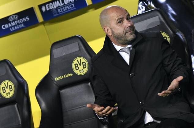 Fussball, UEFA Champions League, Herren, Saison 2017 2018, Gruppe H, 5. Spieltag, Signal Iduna Park Dortmund, Bor. Dortmund (gelb) - Tottenham Hotspur FC (weiss) 1:2; Cheftrainer Peter Bosz (BVB) ratlos. Einzelbild, Portrait, Porträt.