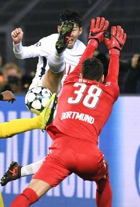 Bilder des Tages - SPORT Fussball, UEFA Champions League, Herren, Saison 2017 2018, Gruppe H, 5. Spieltag, Signal Iduna Park Dortmund, Bor. Dortmund (gelb) - Tottenham Hotspur FC (weiss) 1:2; Roman Bürki (BVB), Heung-Min Son (Tottenham), Aktion.