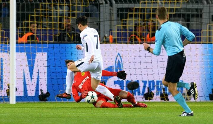 Fussball, UEFA Champions League, Herren, Saison 2017 2018, Gruppe H, 5. Spieltag, Signal Iduna Park Dortmund, Bor. Dortmund (gelb) - Tottenham Hotspur FC (weiss) 1:2; Roman Bürki (BVB), Heung-Min Son (Tottenham), Aktion.