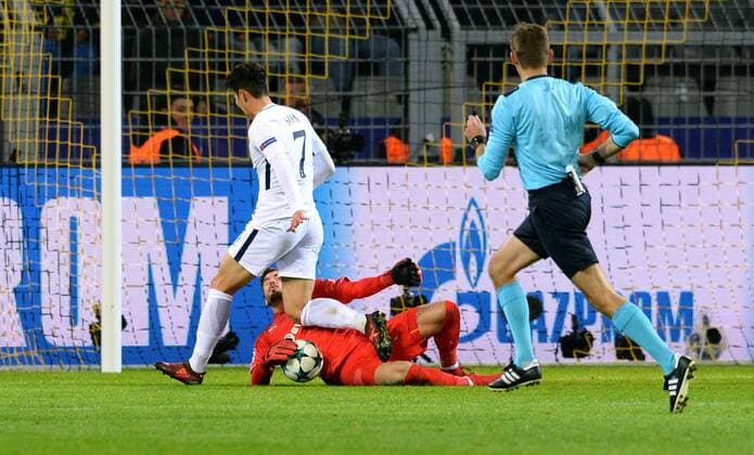 Bilder des Tages - SPORT Fussball, UEFA Champions League, Herren, Saison 2017 2018, Gruppe H, 5. Spieltag, Signal Iduna Park Dortmund, Bor. Dortmund (gelb) - Tottenham Hotspur FC (weiss) 1:2; Roman Bürki (BVB), Heung-Min Son (Tottenham), Aktion.