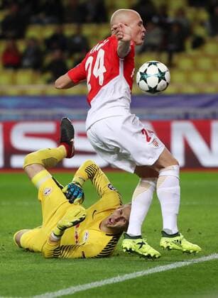 AS Monaco - RB Leipzig Fussball Champions League Monaco, 21.11.2017, Stade Louis II, Fussball, Champions League, Gruppe G, 5. Spieltag , AS Monaco vs. RB Leipzig 1:4 (1:4) , Im Bild v.l.: Torwart Peter Gulacsi (32, Leipzig) und Andrea Raggi (24, Monaco). ,