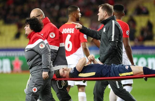 AS Monaco - RB Leipzig Fussball Champions League Monaco, 21.11.2017, Stade Louis II, Fussball, Champions League, Gruppe G, 5. Spieltag , AS Monaco vs. RB Leipzig , Im Bild: Marcel Sabitzer (7, Leipzig) wird verletzt vom Platz getragen, musste ausgewechselt werden. ,