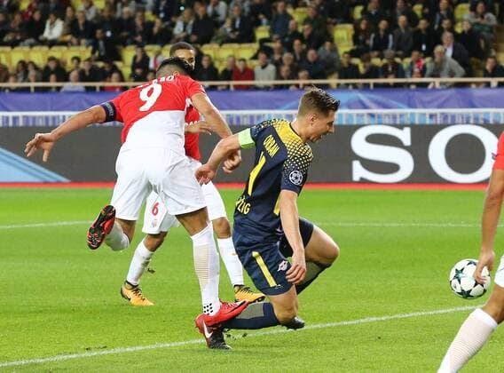 AS Monaco - RB Leipzig Fussball Champions League Monaco, 21.11.2017, Stade Louis II, Fussball, Champions League, Gruppe G, 5. Spieltag , AS Monaco vs. RB Leipzig 1:4 (1:4) , Im Bild v.l.: Radamel Falcao (9, Monaco) und Willi Orban (4, Leipzig). Das Foulspiel an Willi Orban (Leipzig) wird mit Strafstoß geahndet. ,
